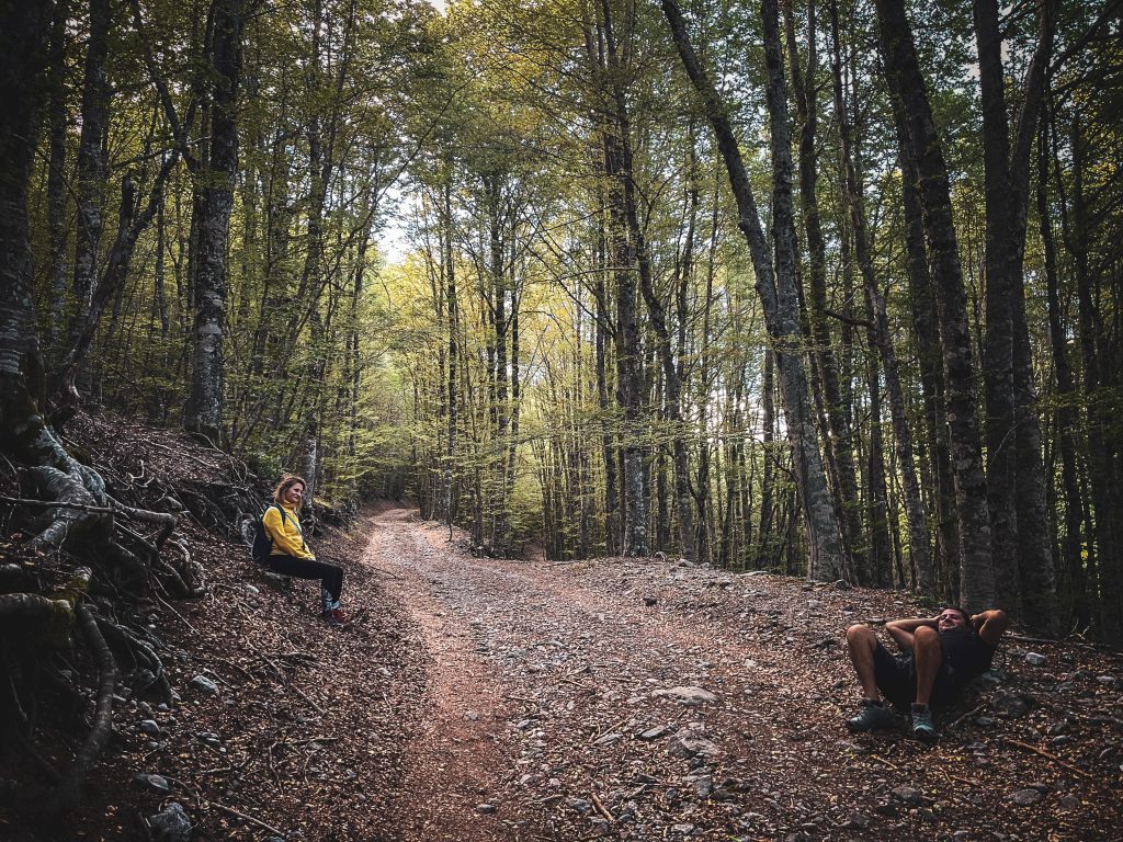Riposo durante la salita di ritorno - trekking giardino degli dei pollino